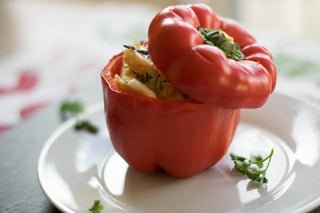 Gefüllte Paprika - Ein sommerlich leichtes, vegetarisches Gericht - VELLVIE